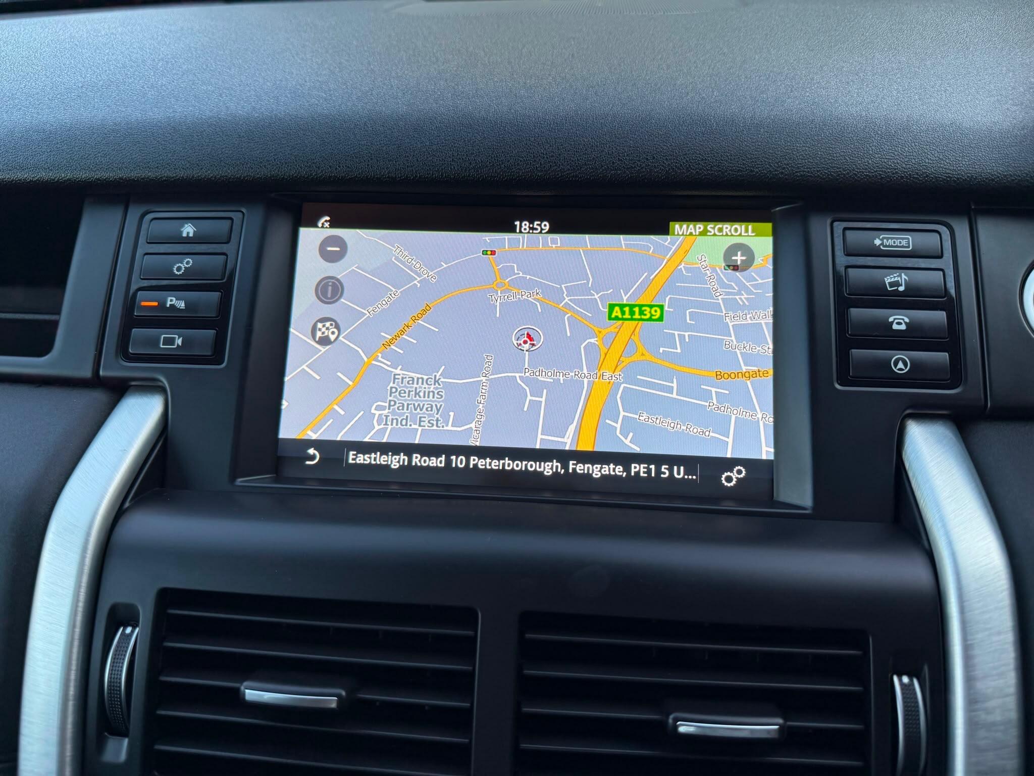 Land Rover Discovery Sport view 8