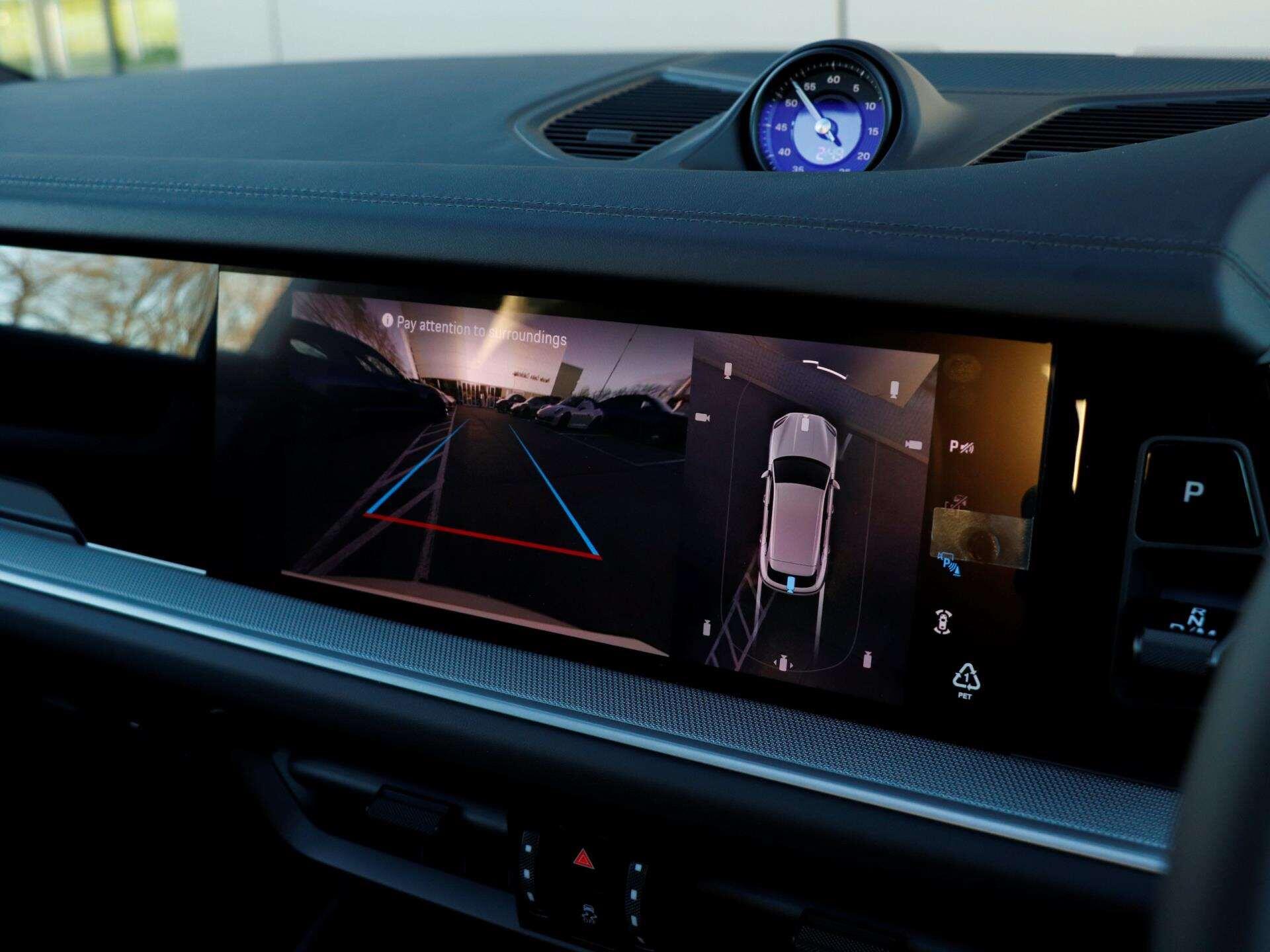 Porsche Cayenne view 16
