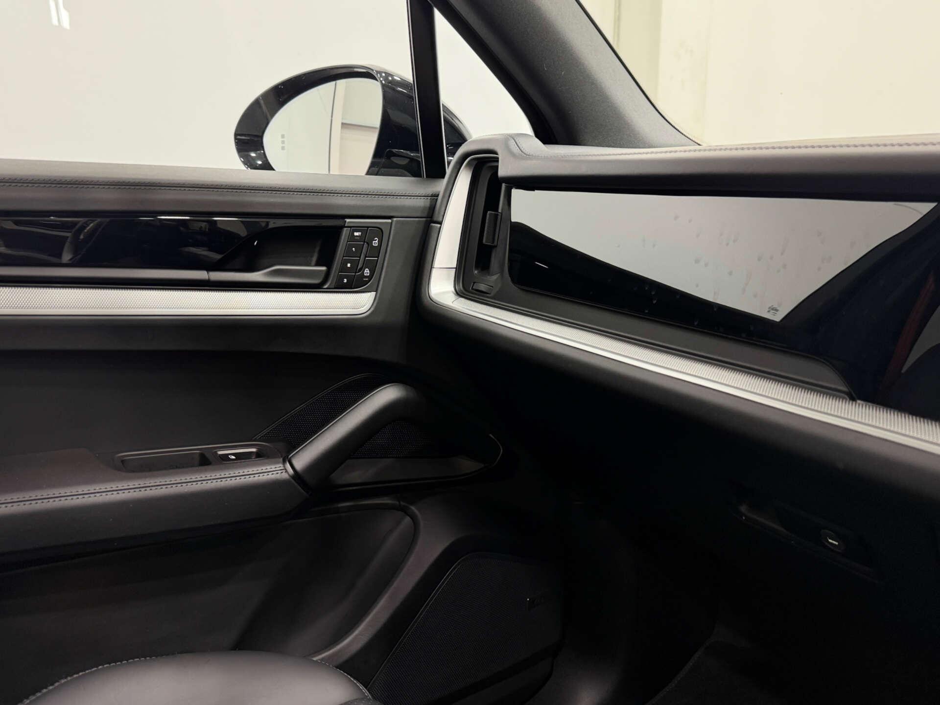 Porsche Cayenne view 39