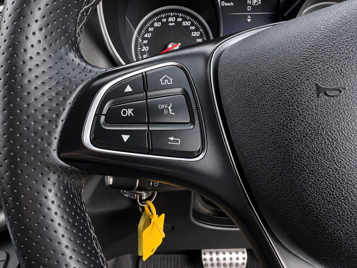 Mercedes-Benz V-Class view 25