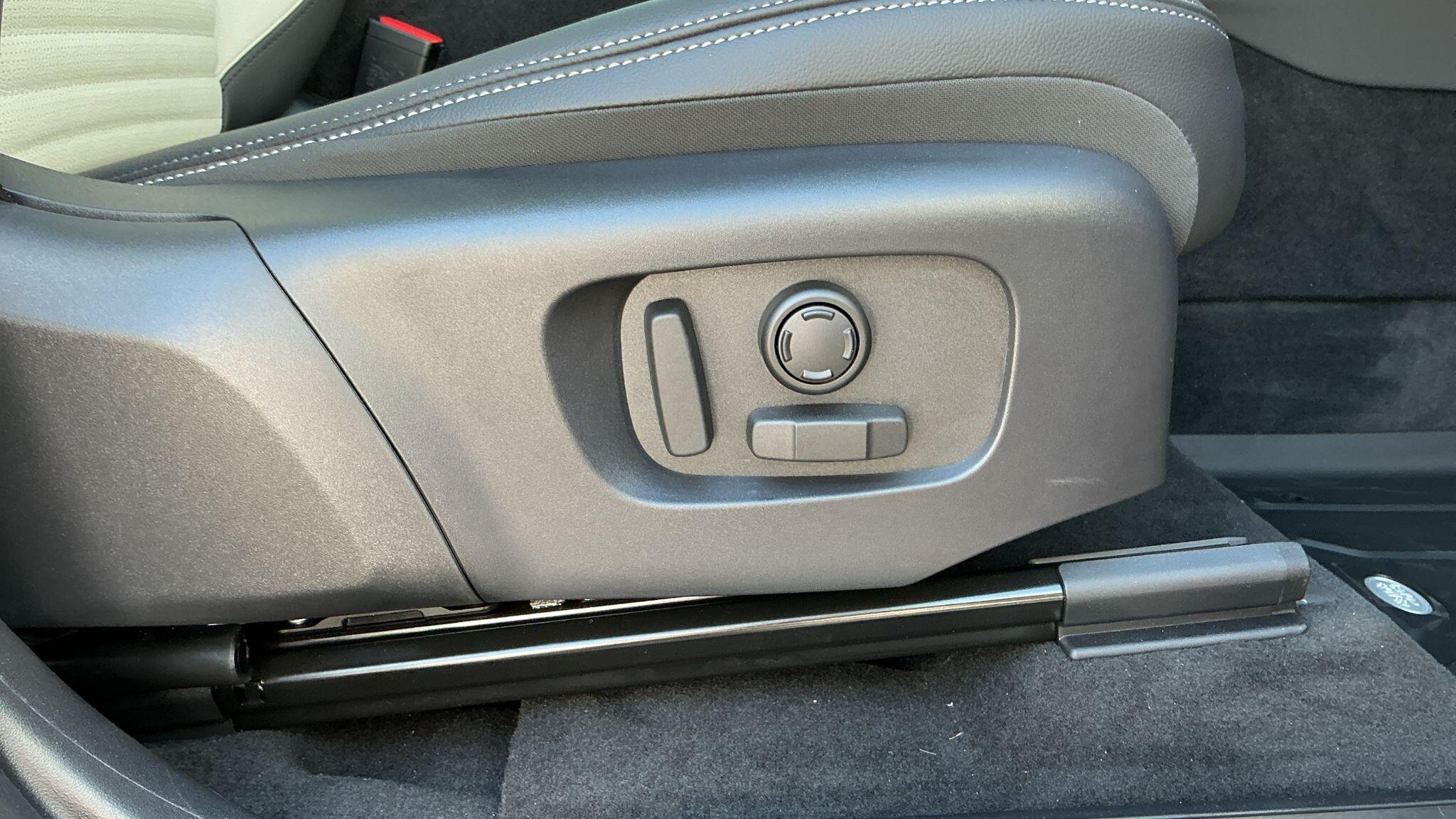 Land Rover Discovery Sport view 12