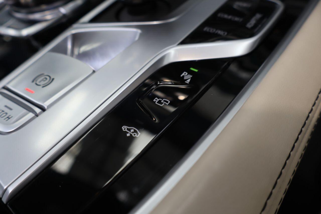 BMW 7 Series view 16