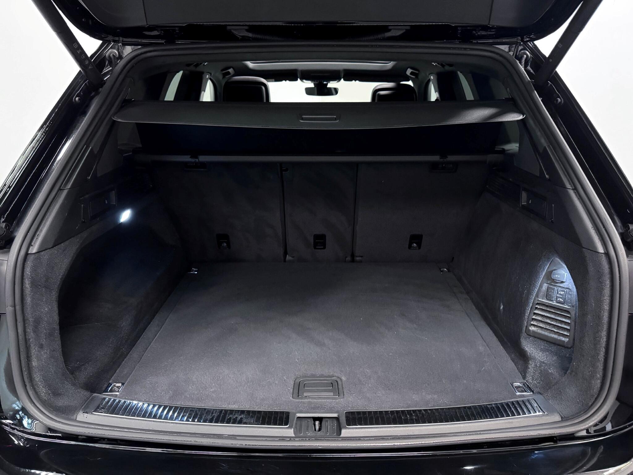 Volkswagen Touareg view 7