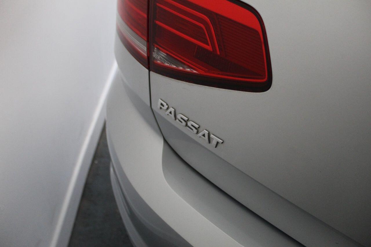 Volkswagen Passat view 19