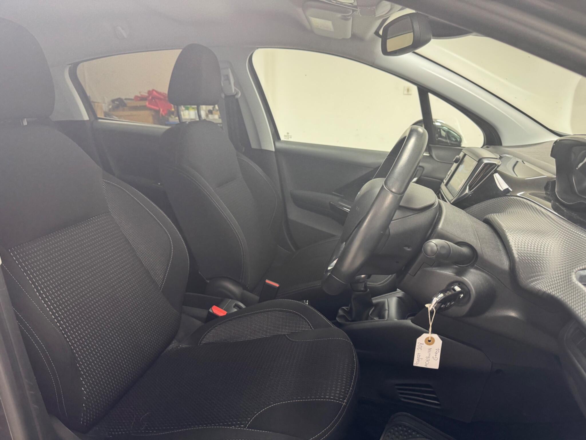 Peugeot 208 view 7