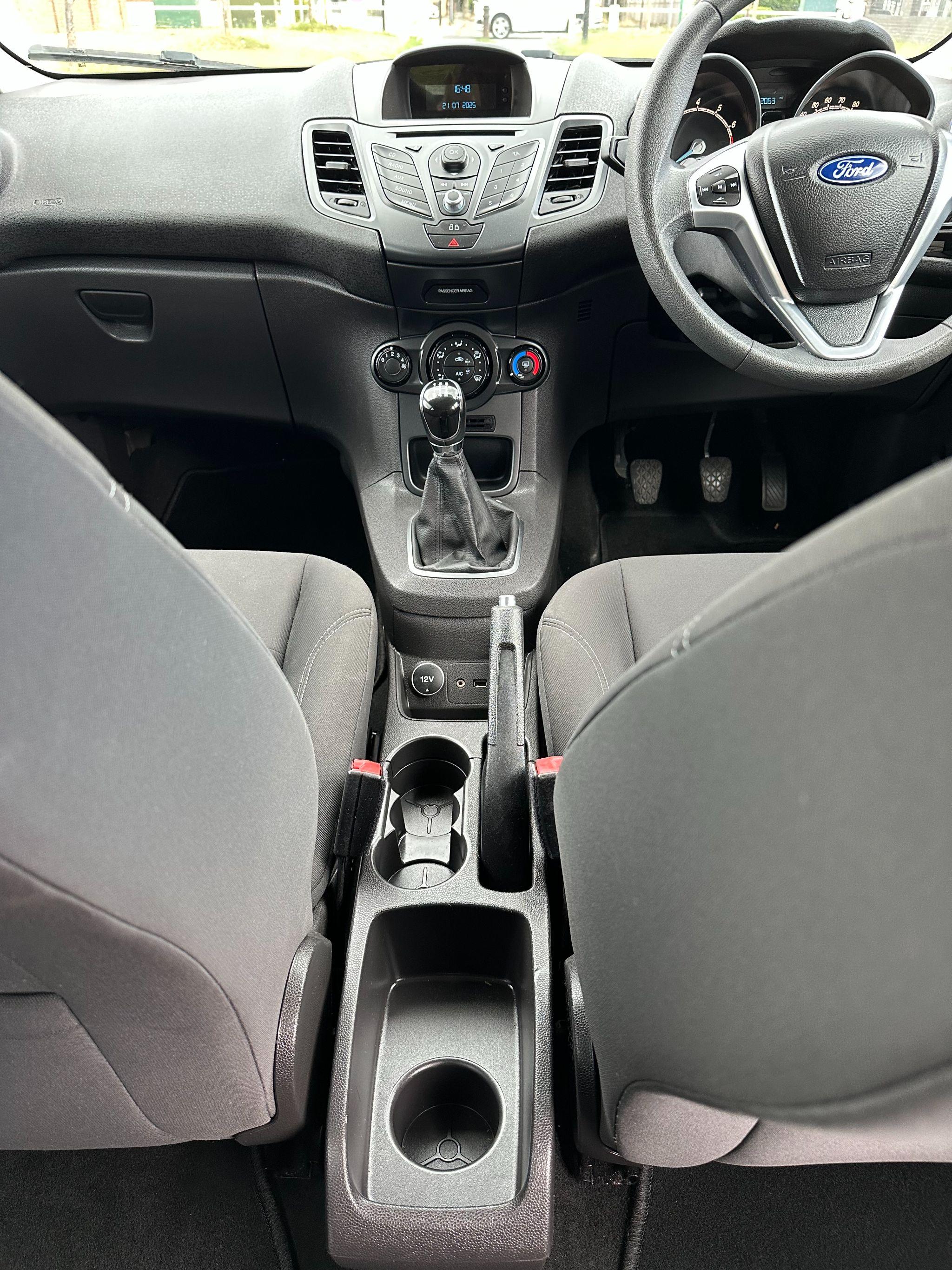 2014 Ford Fiesta image 35