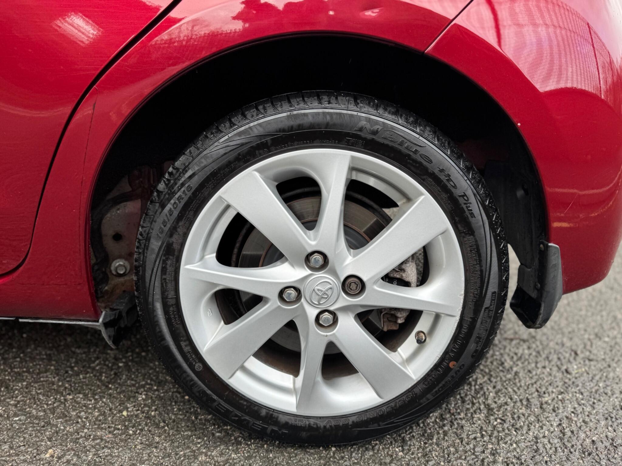 2017 Toyota Yaris 1.5 VVT-h Excel E-CVT Euro 6 (s/s) 5dr (15in Alloy) image 44