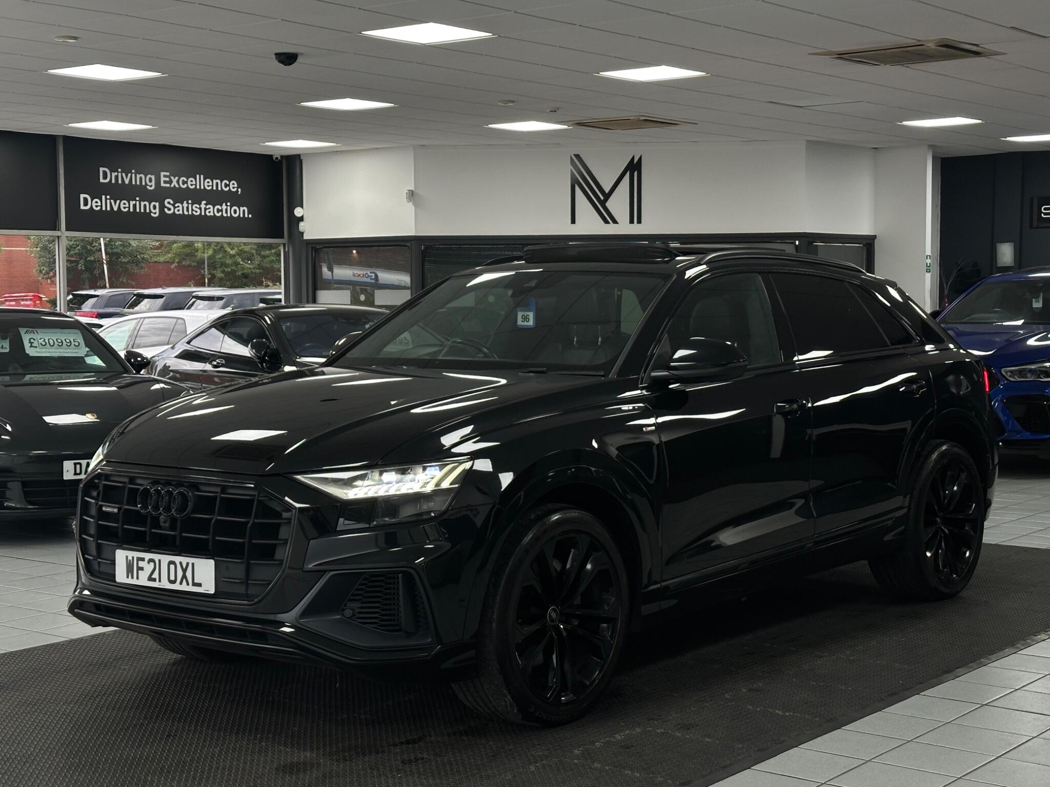 Audi Q8 view 8