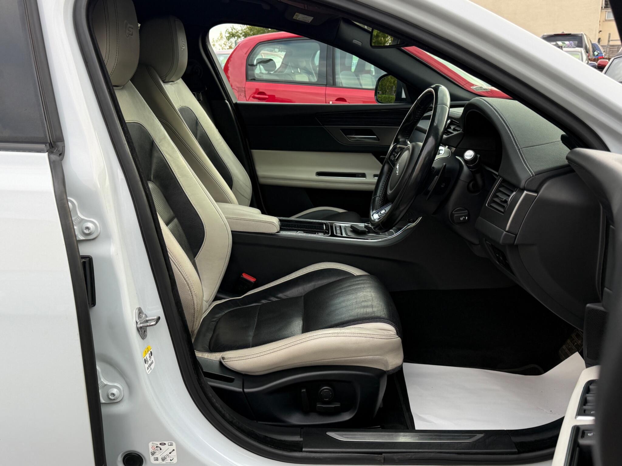 Jaguar XF - Image 24