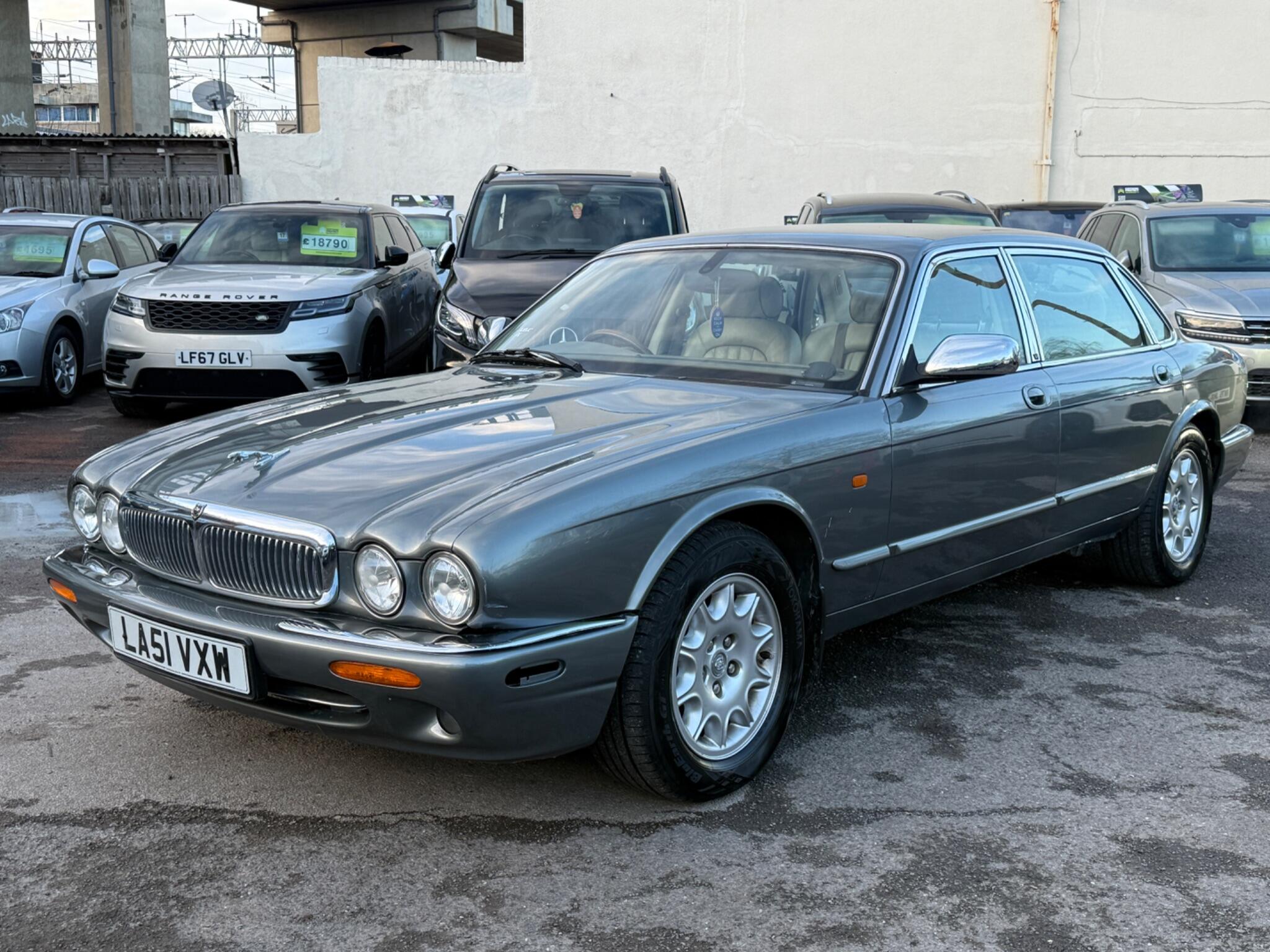 Jaguar XJ - Image 8