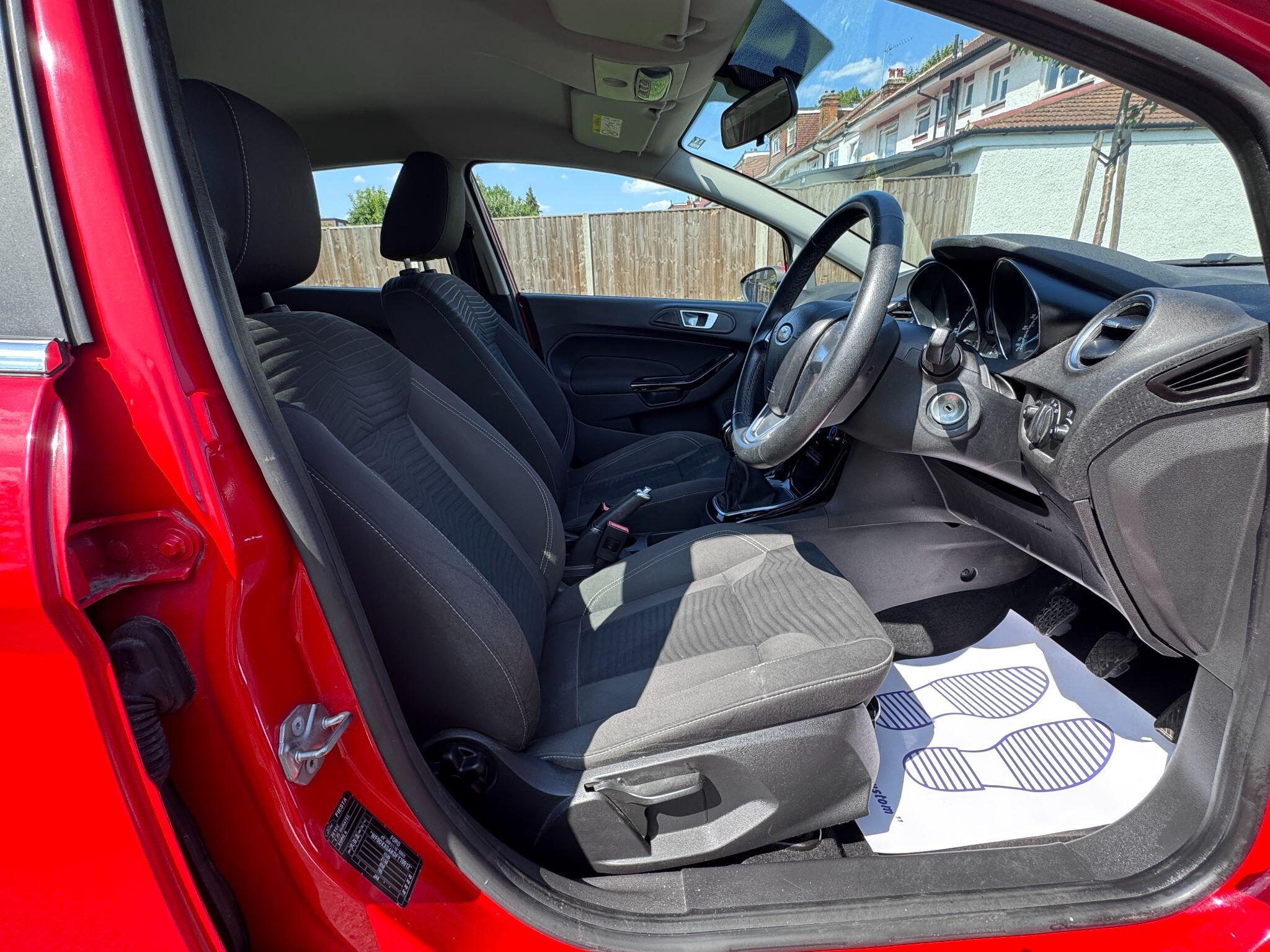 2015 Ford Fiesta image 35