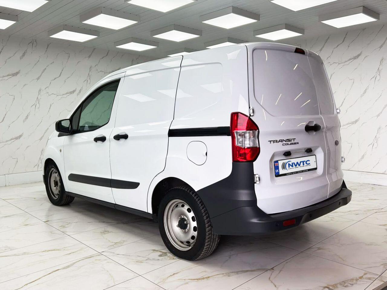 Ford Transit Courier view 12