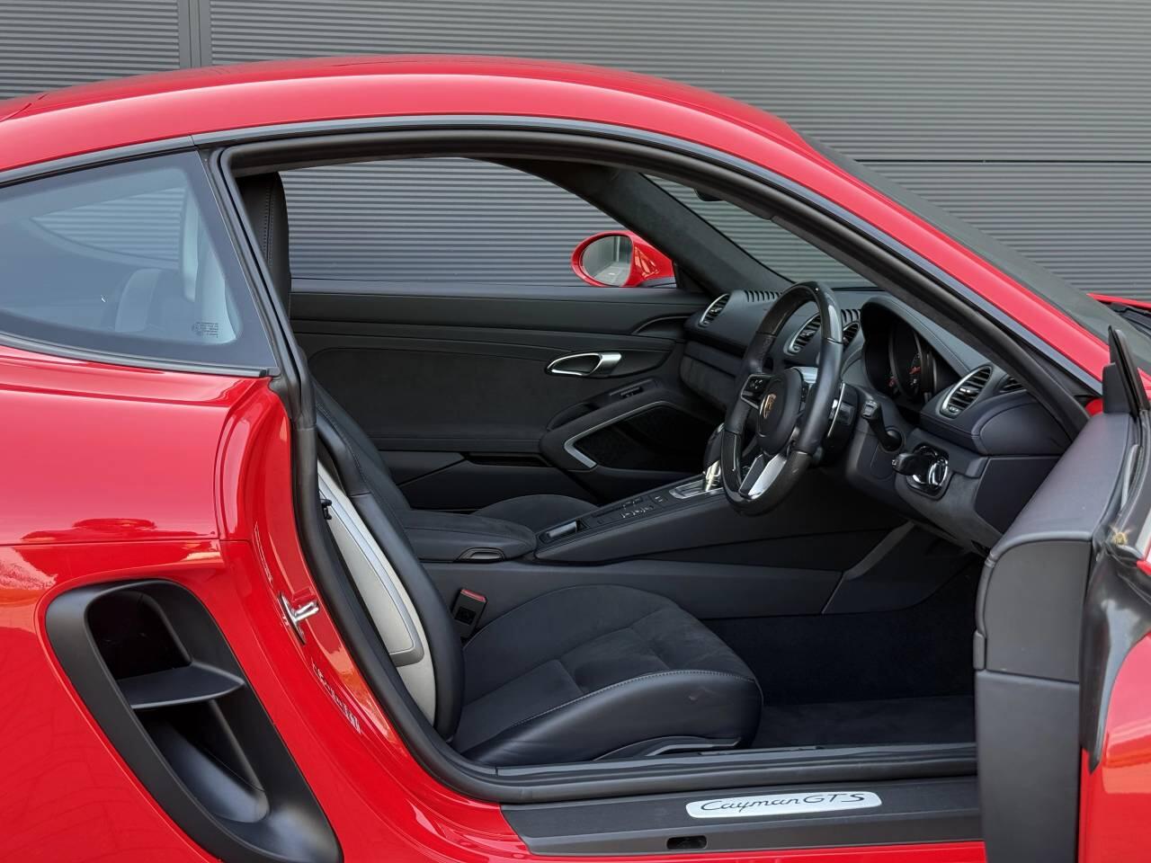 Porsche Cayman view 16