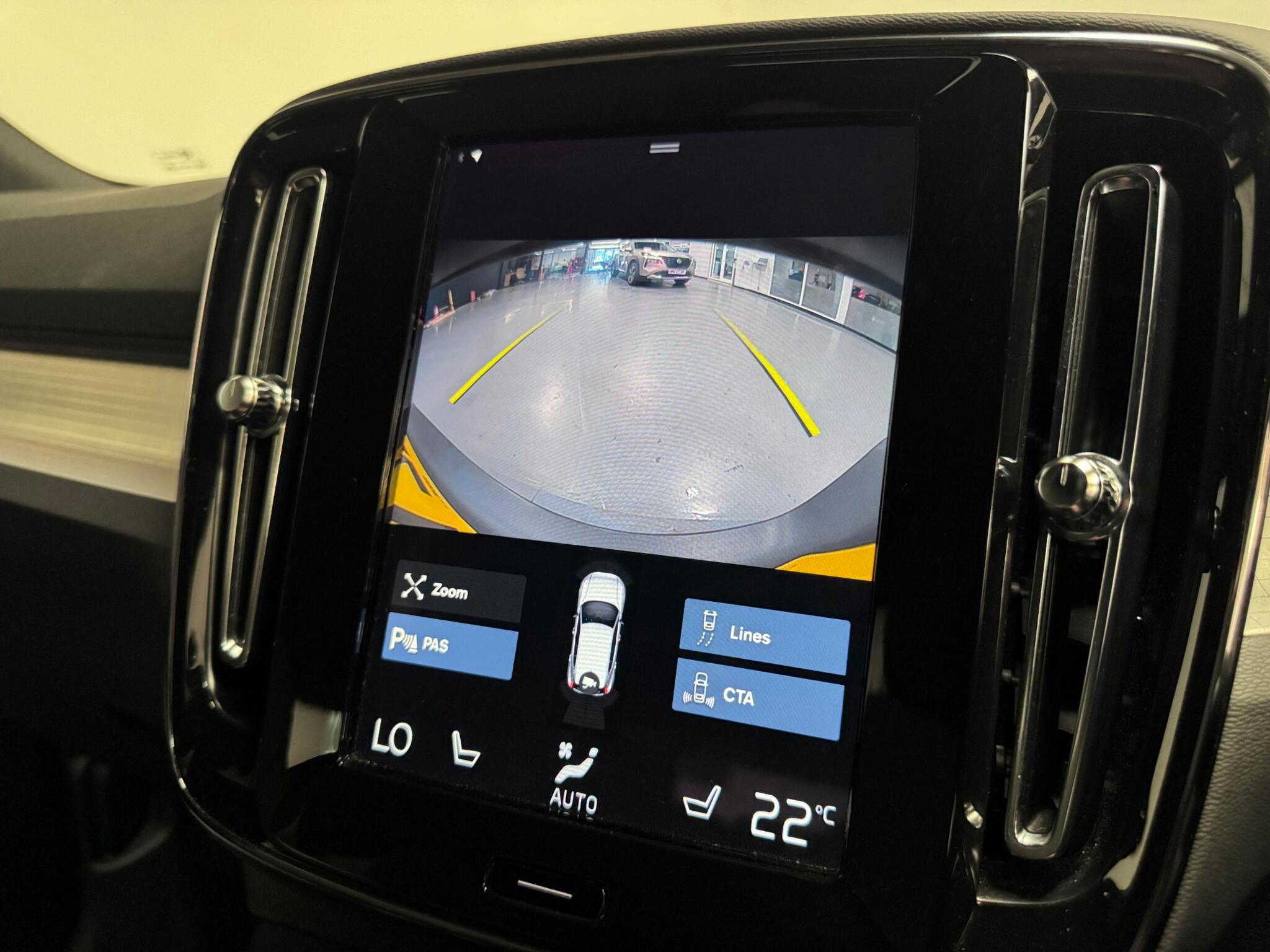 Volvo XC40 view 12