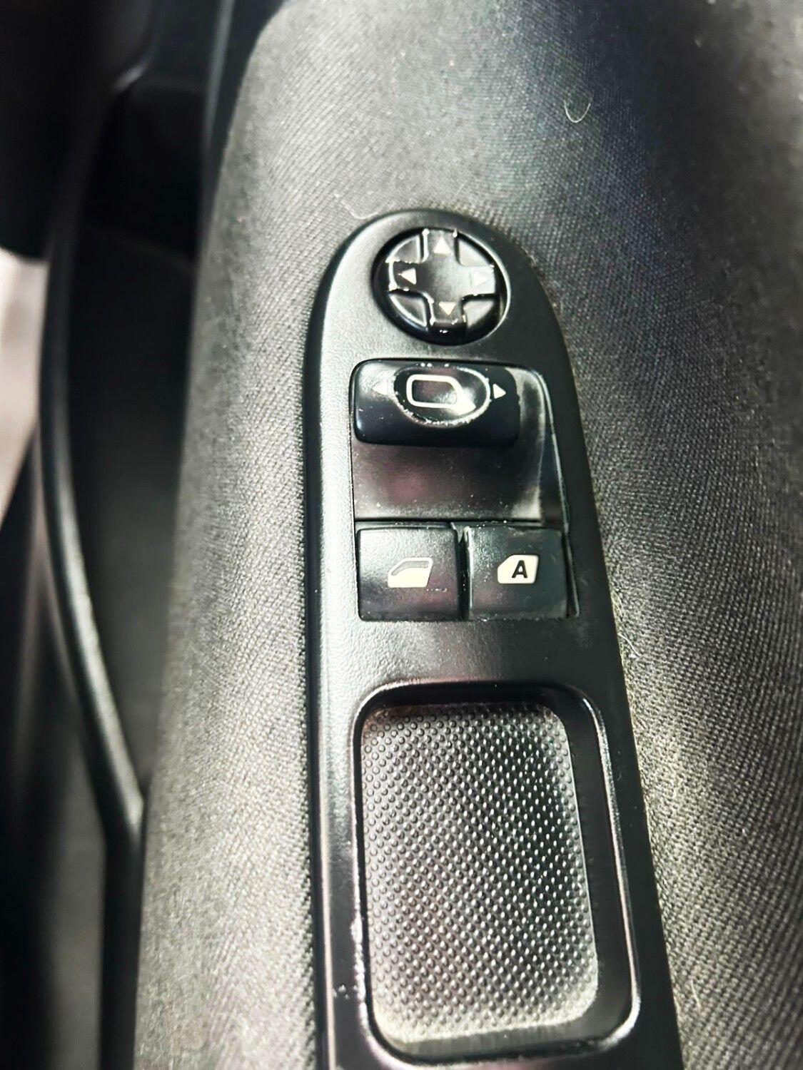 Peugeot 207 view 19