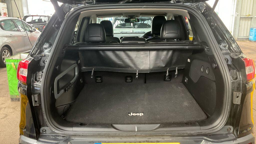 Jeep Cherokee view 9