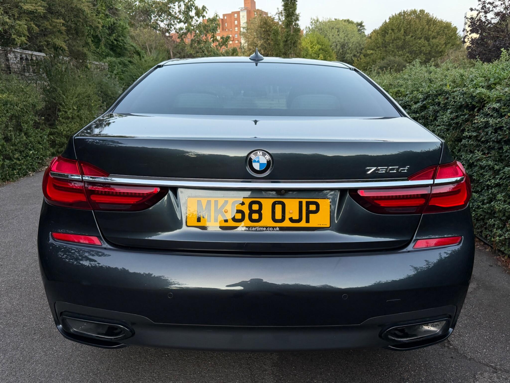 BMW 7 Series view 9