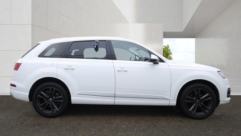 Audi Q7 view 7