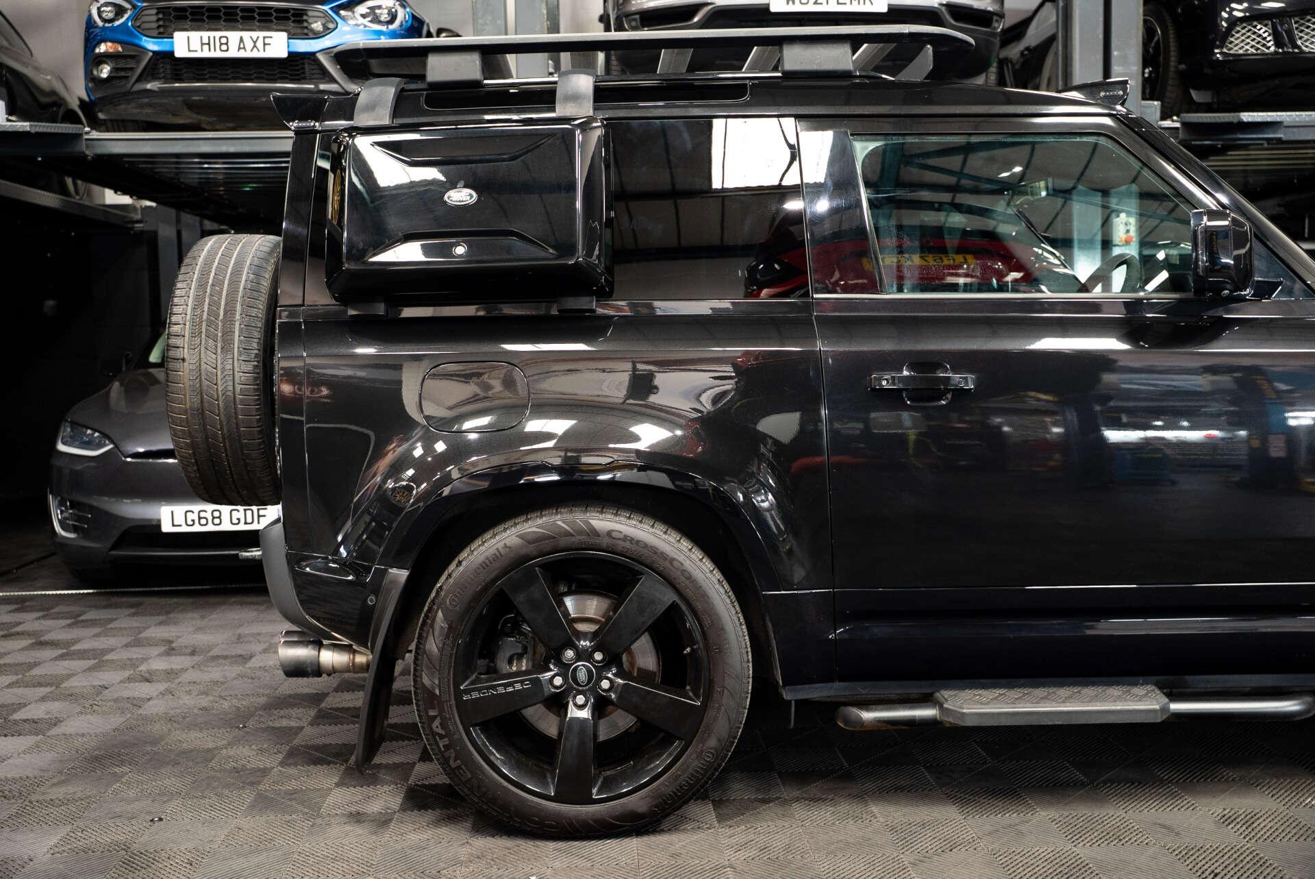 Land Rover Defender 90 view 42