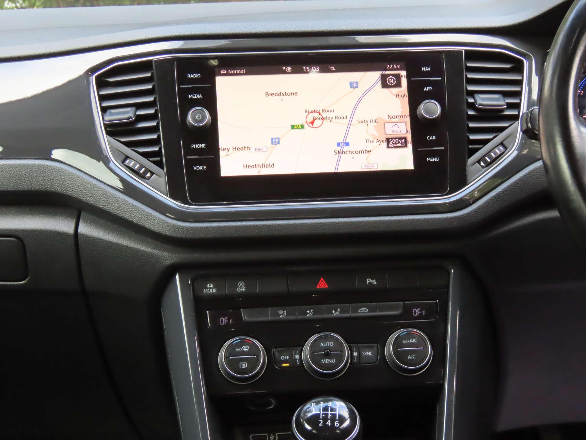 Volkswagen T-Roc view 11