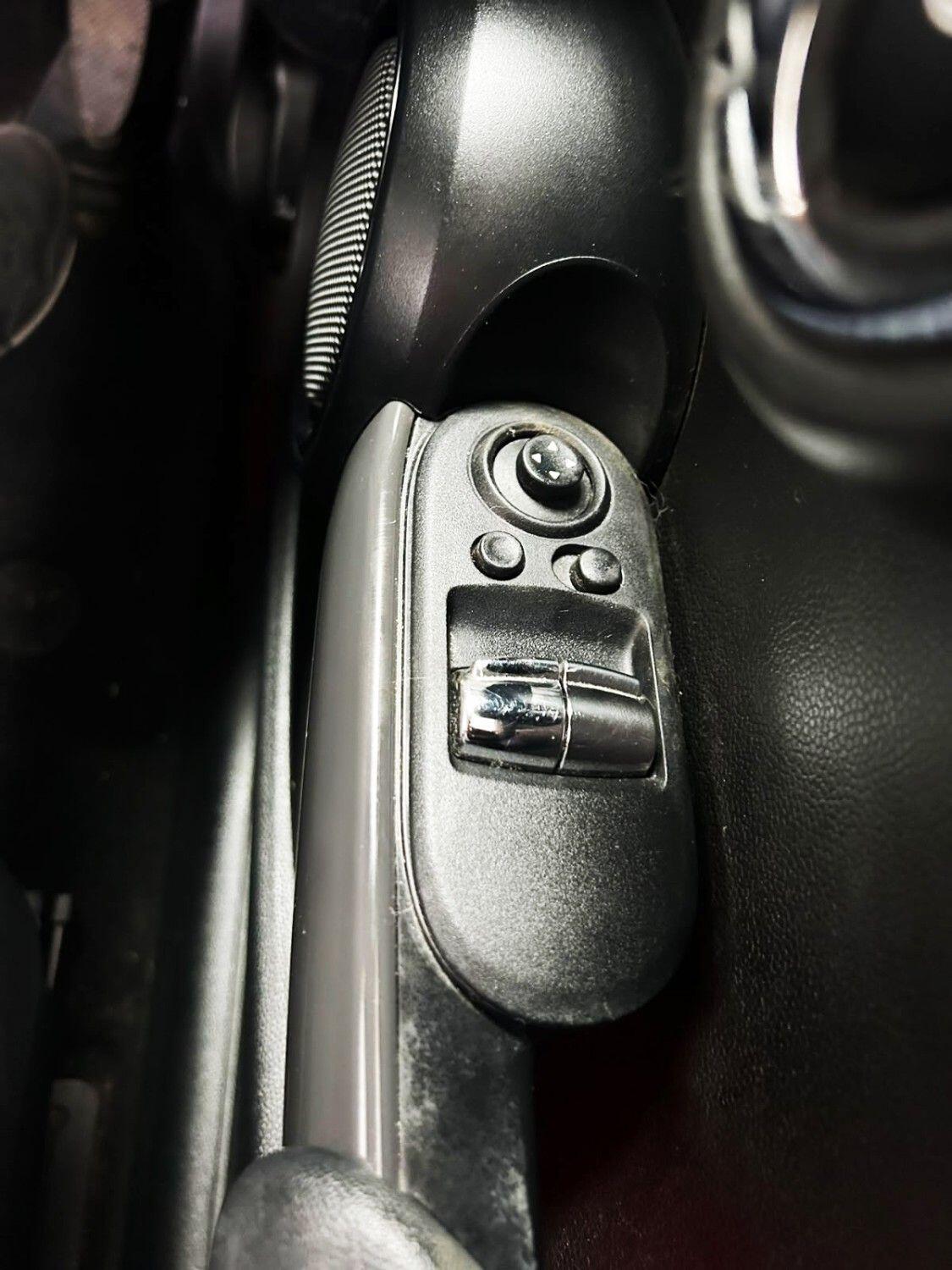 Mini Hatch view 21