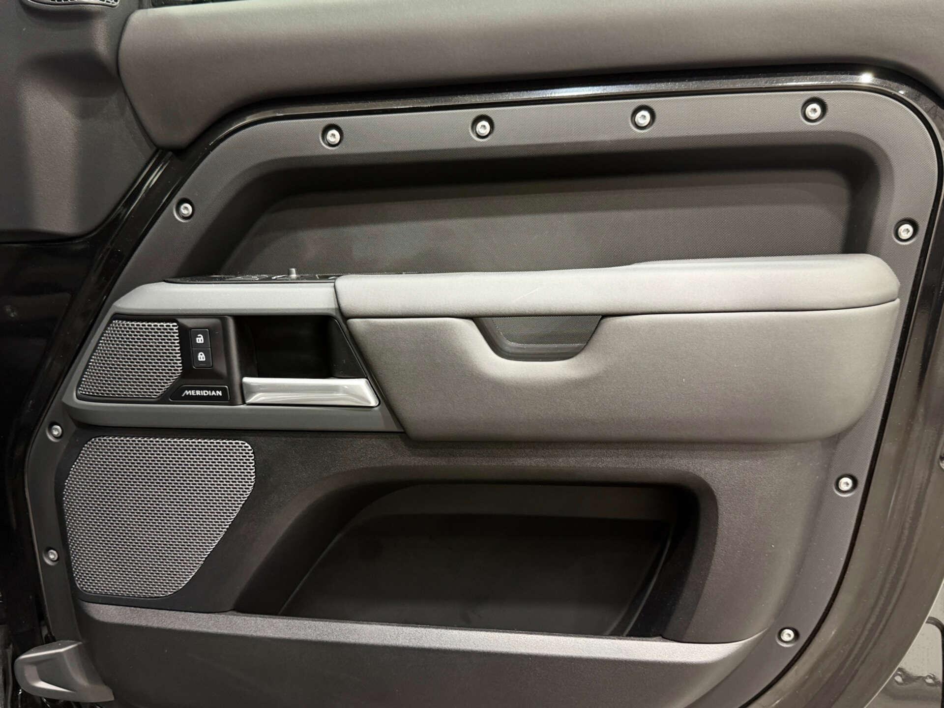 Land Rover Defender view 36