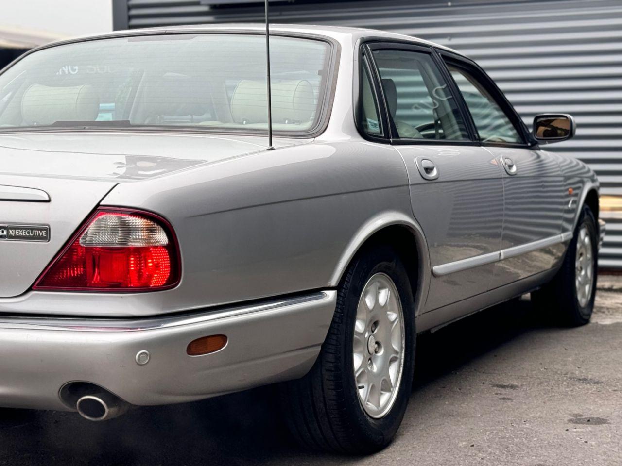 Jaguar XJ view 30