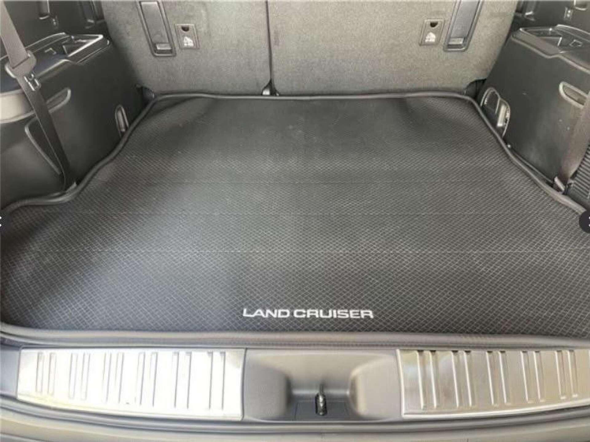 Toyota Land Cruiser view 37