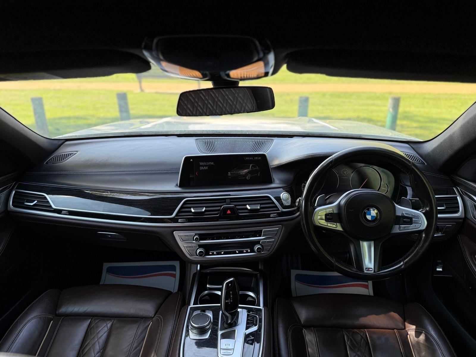 BMW 7 Series view 16