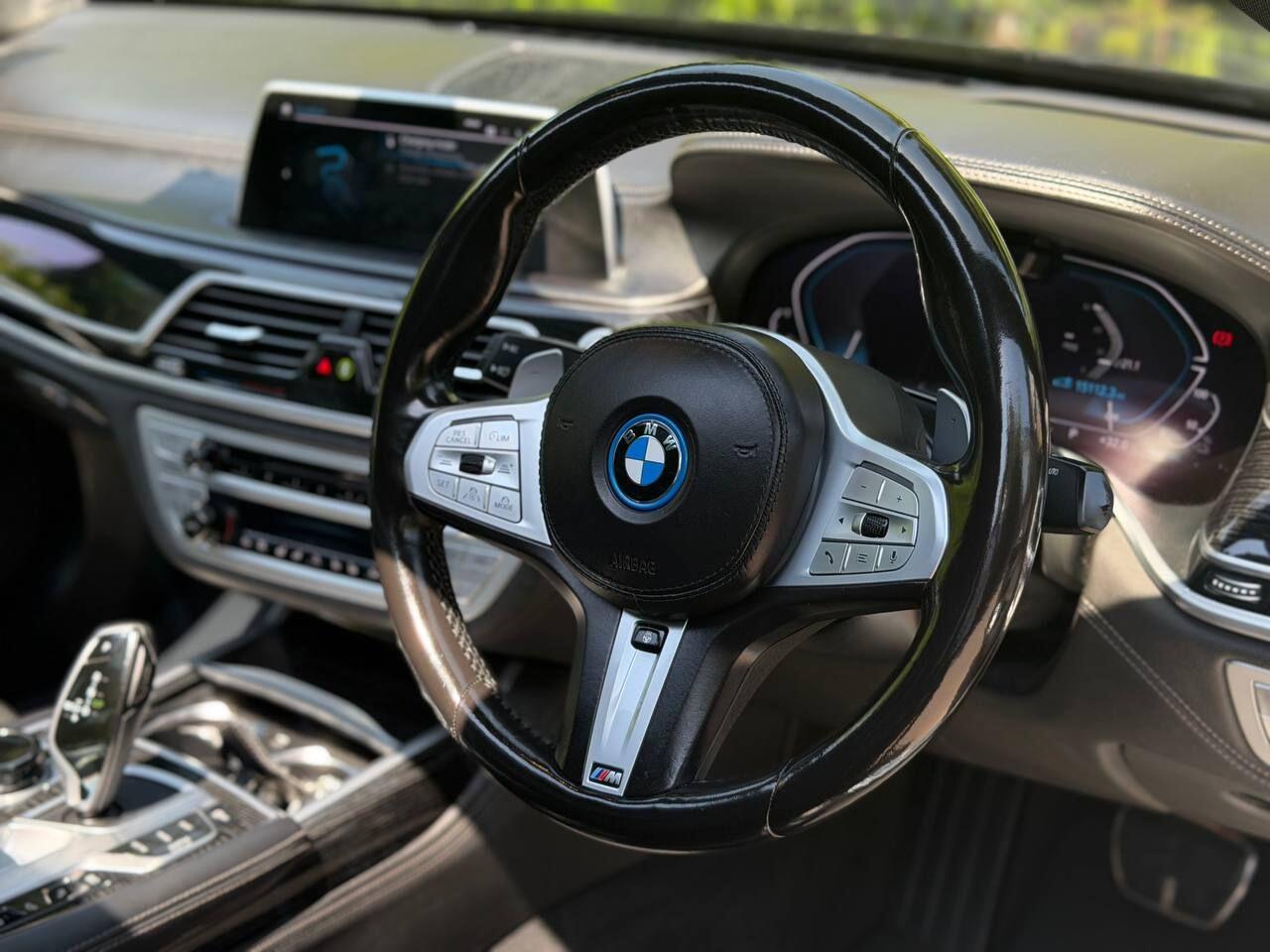 BMW 7 Series view 9