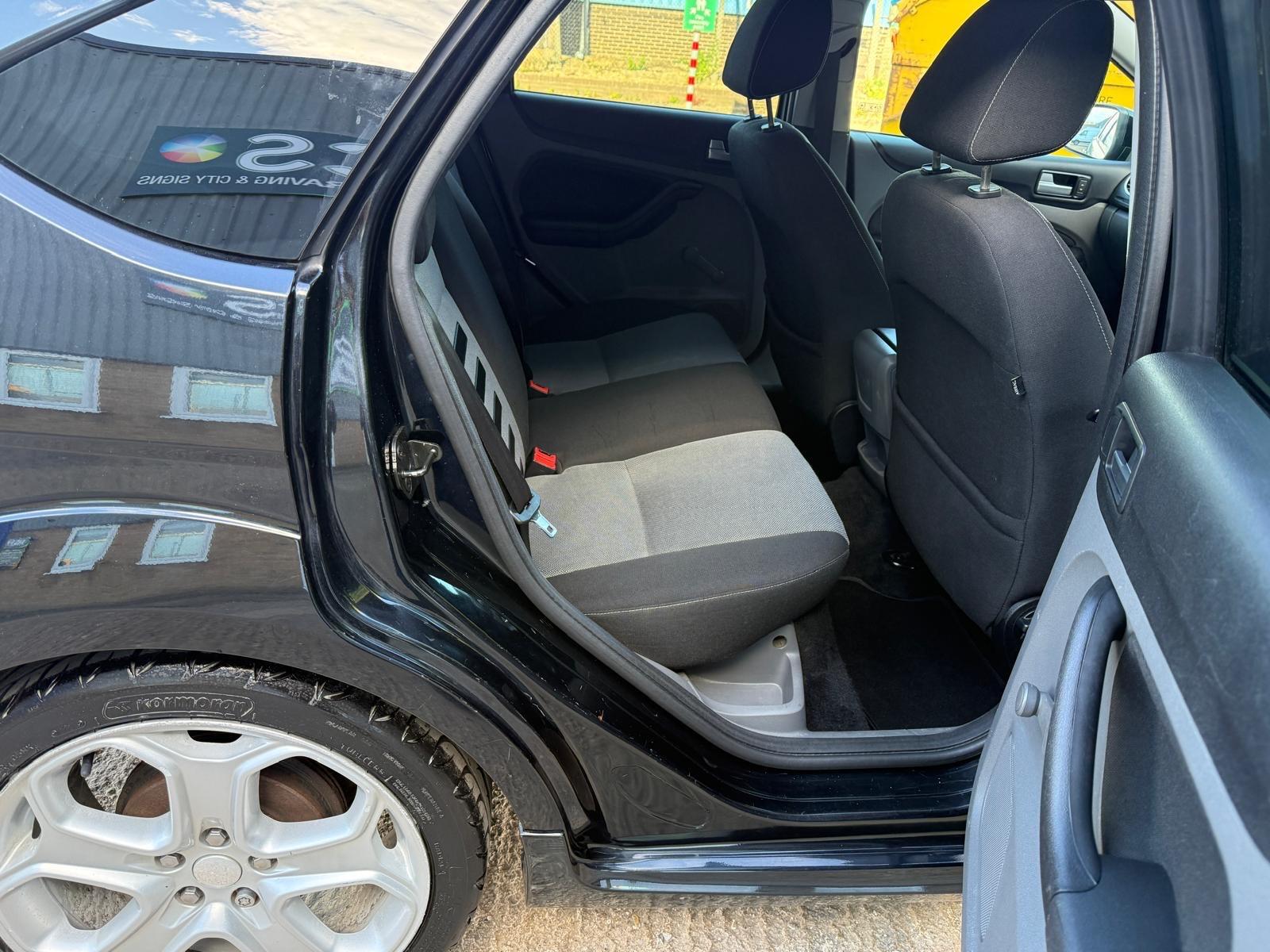 Ford Focus view 10