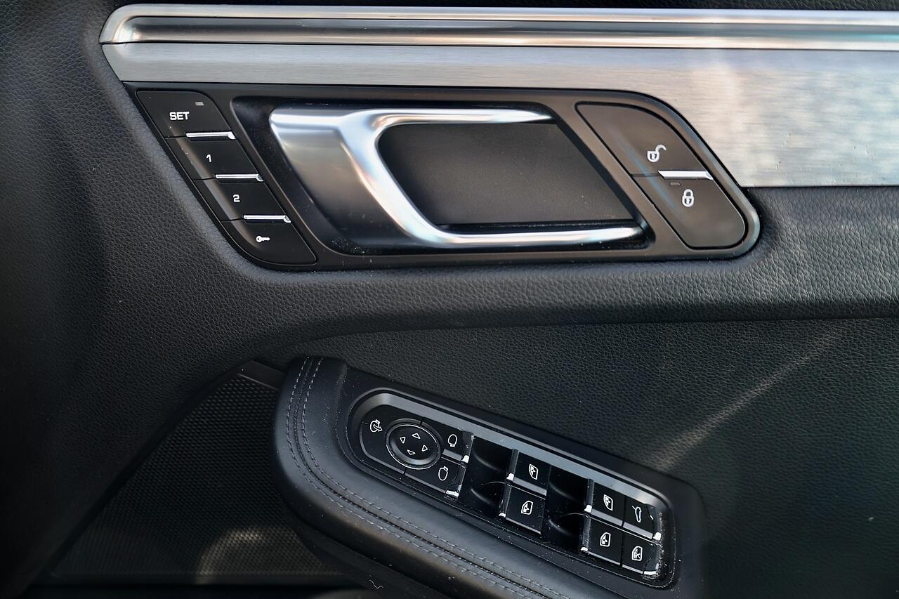 Porsche Macan view 27
