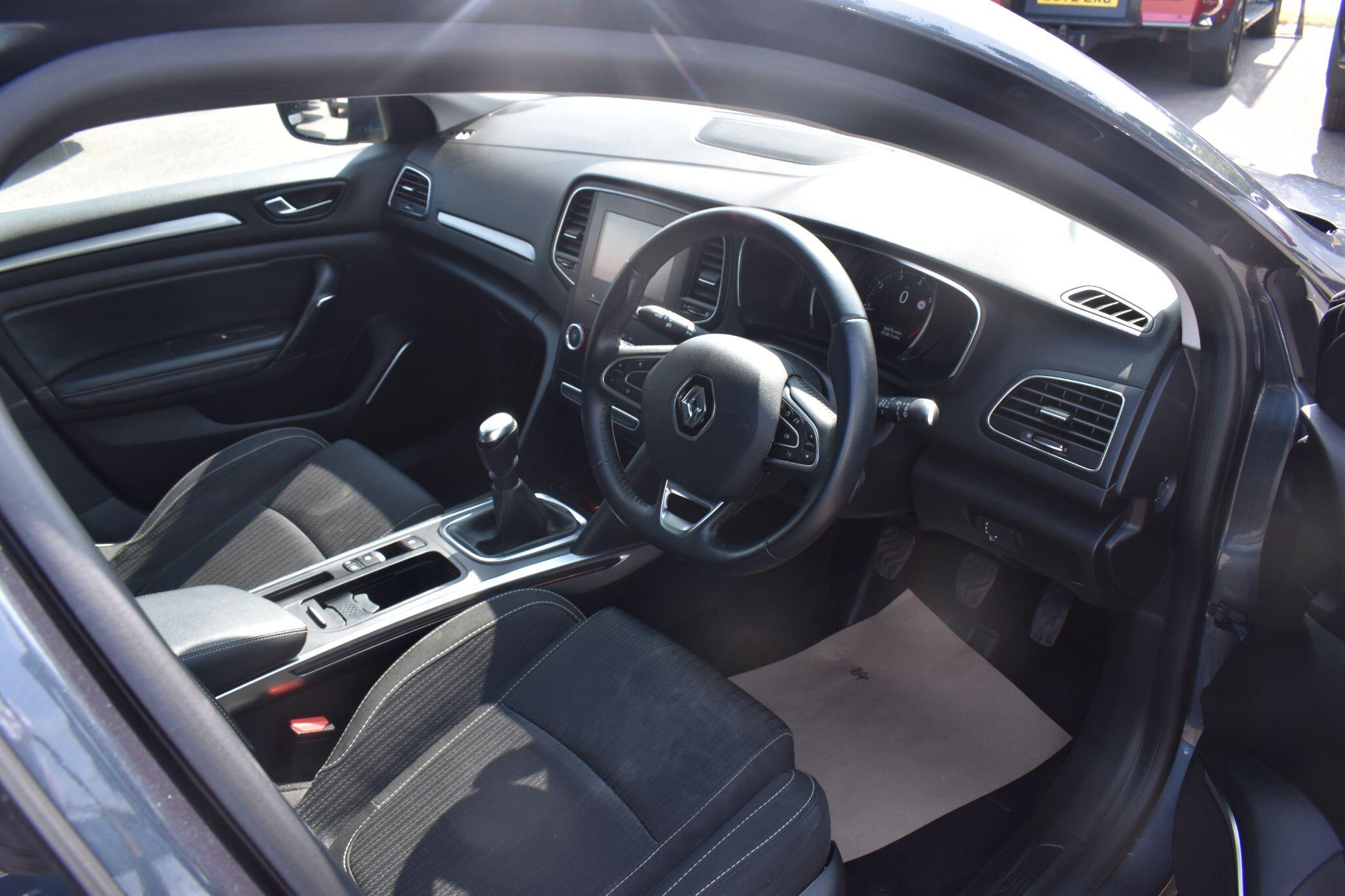 Megane - 1.3 TCe Iconic Sport Tourer Euro 6 (s/s) 5dr - Image 27