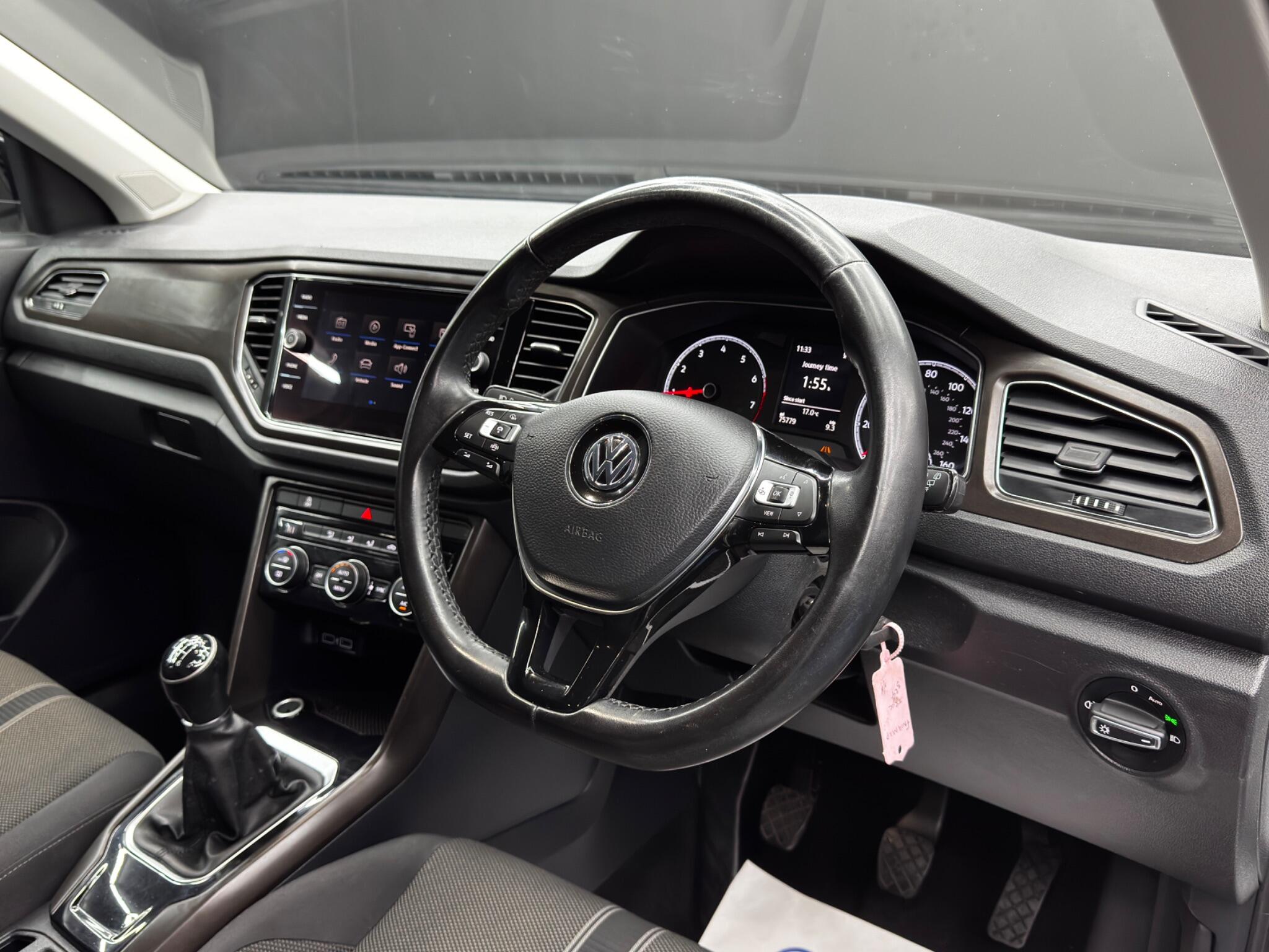 Volkswagen T-Roc view 9