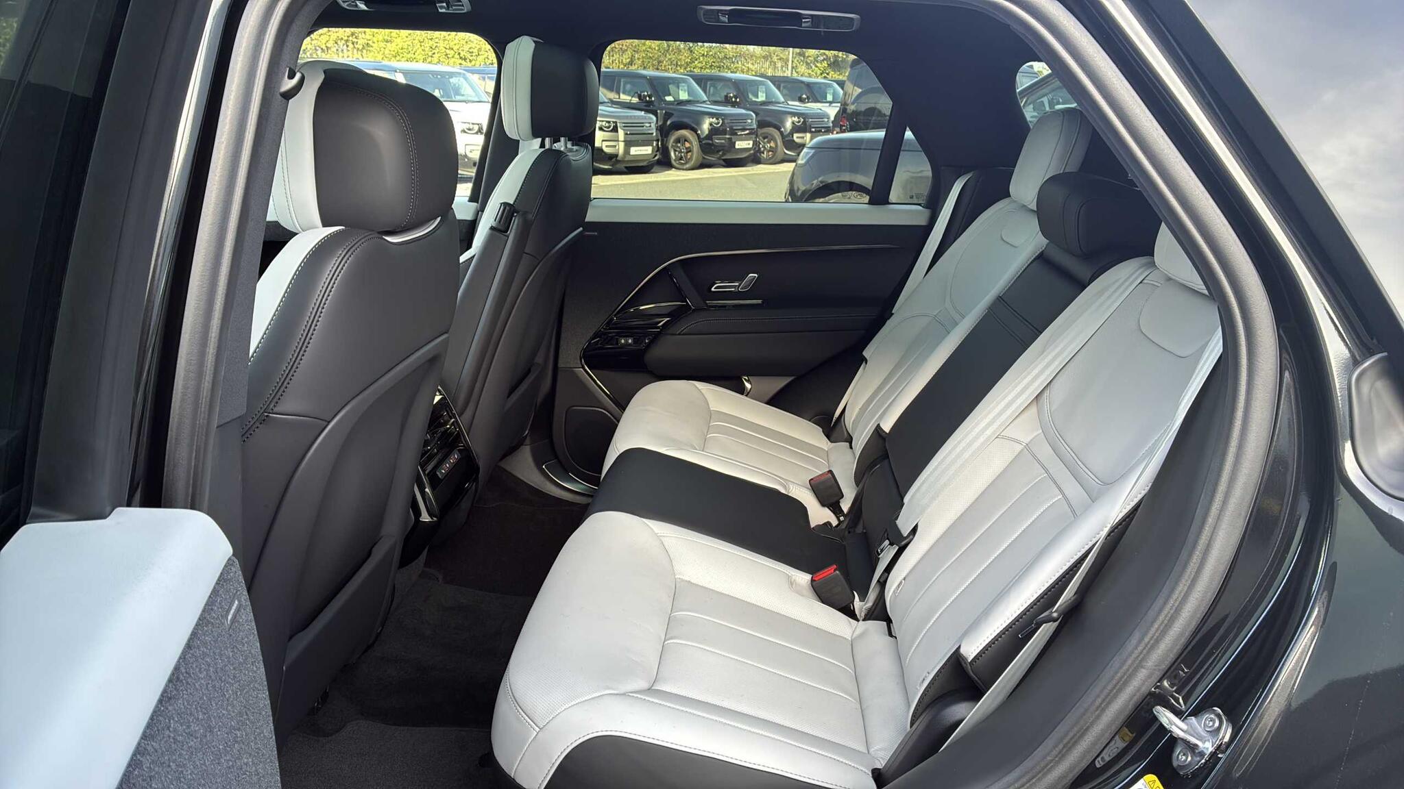 Land Rover Range Rover Sport view 4