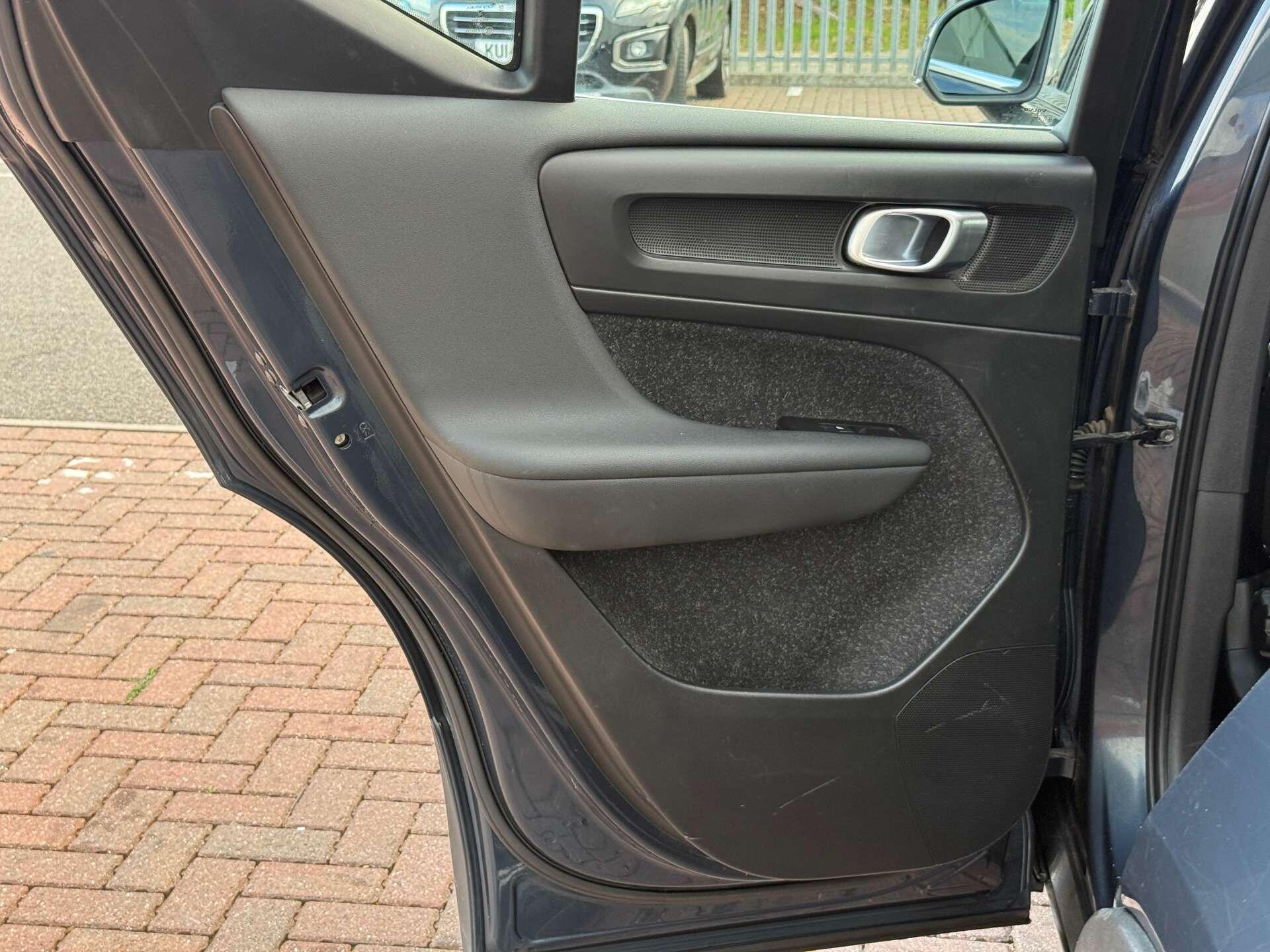 Volvo XC40 view 44