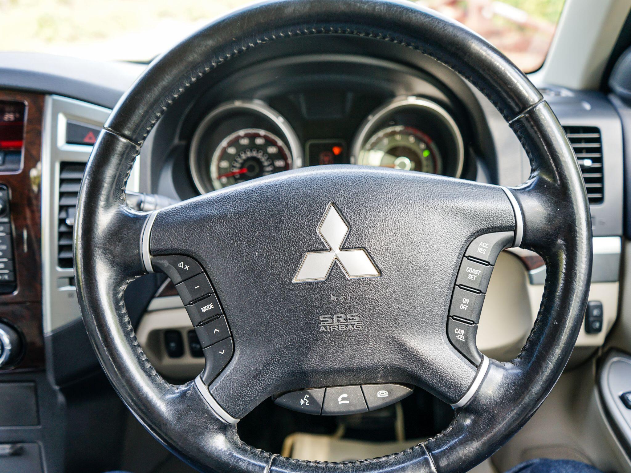 Mitsubishi Shogun view 7
