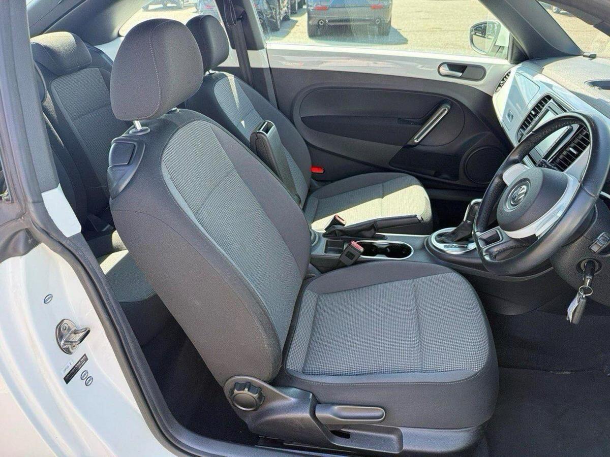 Volkswagen Beetle view 9