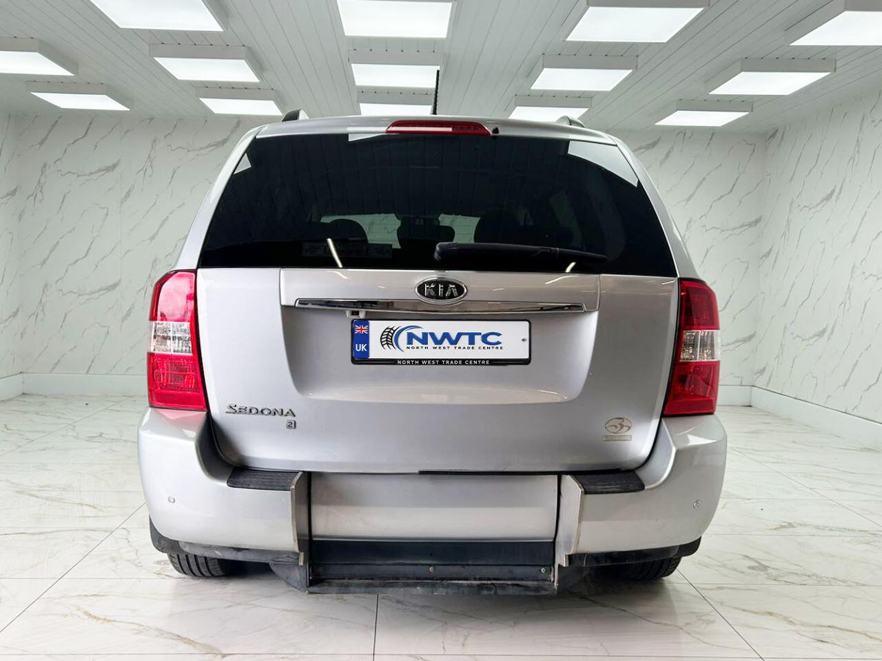 Kia Sedona view 9