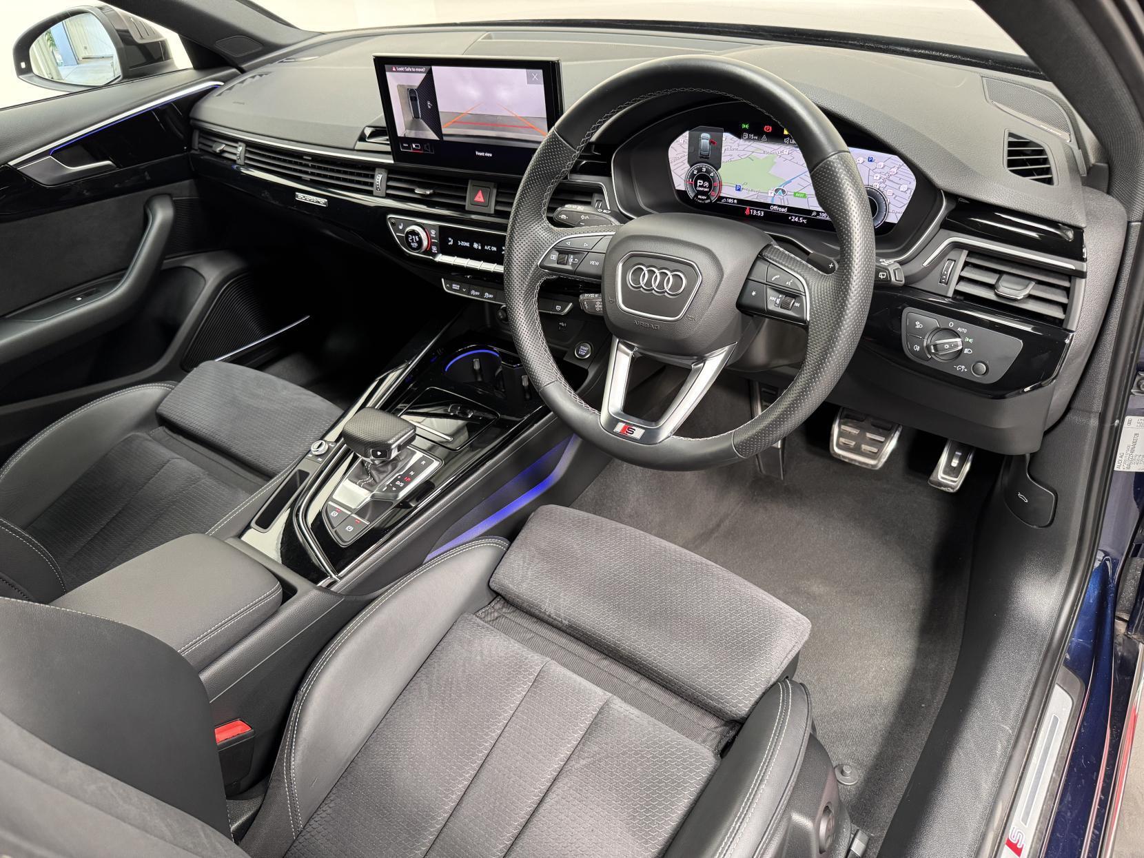 Audi A4 Avant view 16