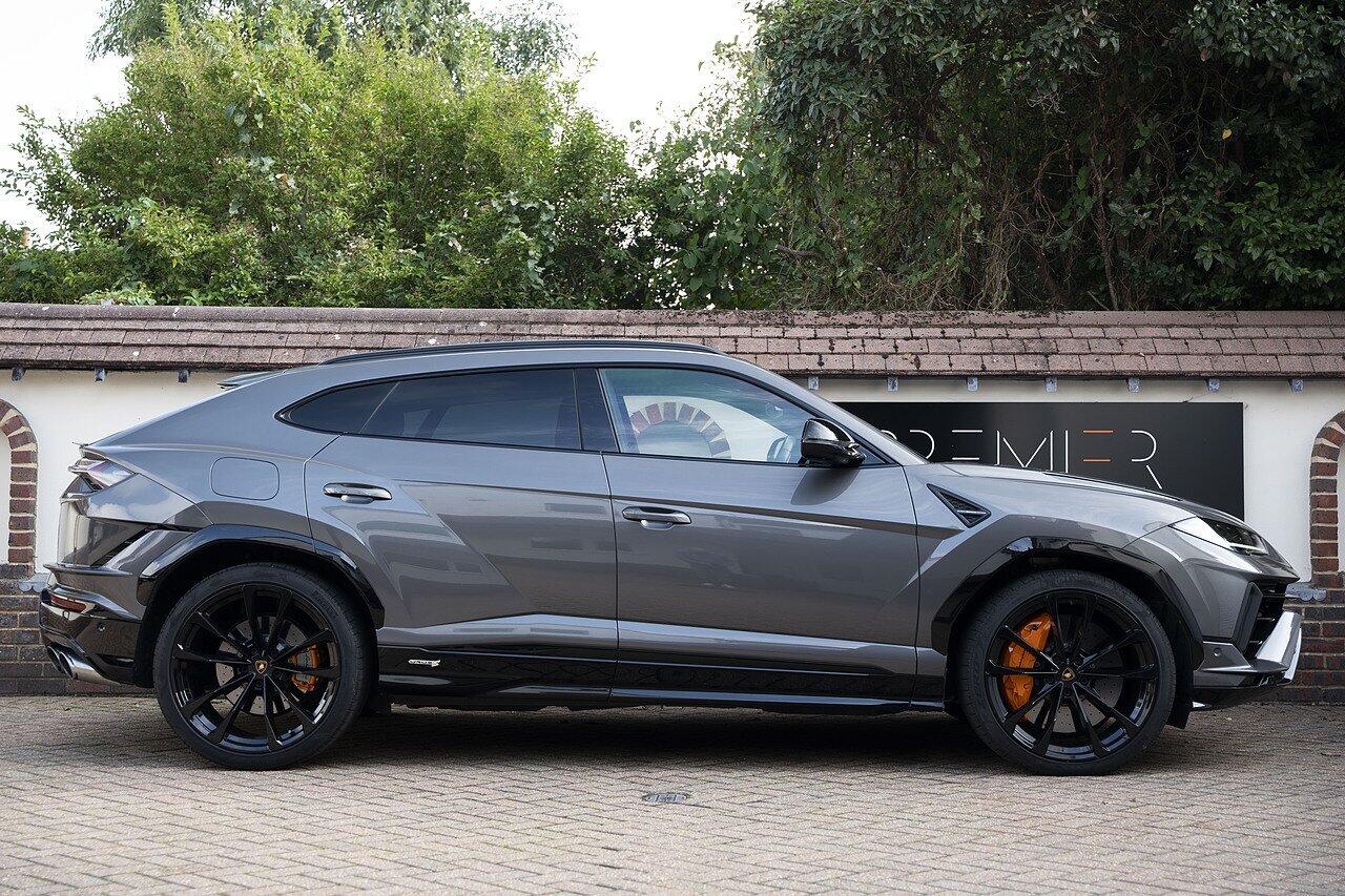 Lamborghini Urus view 3
