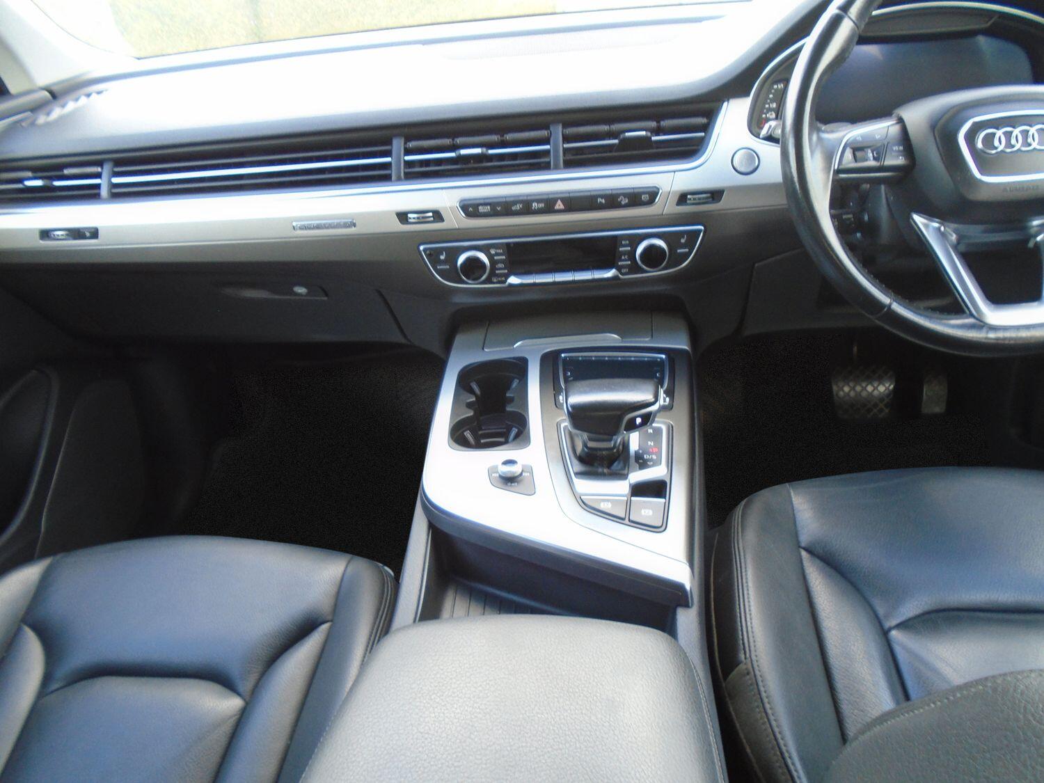Audi Q7 view 10
