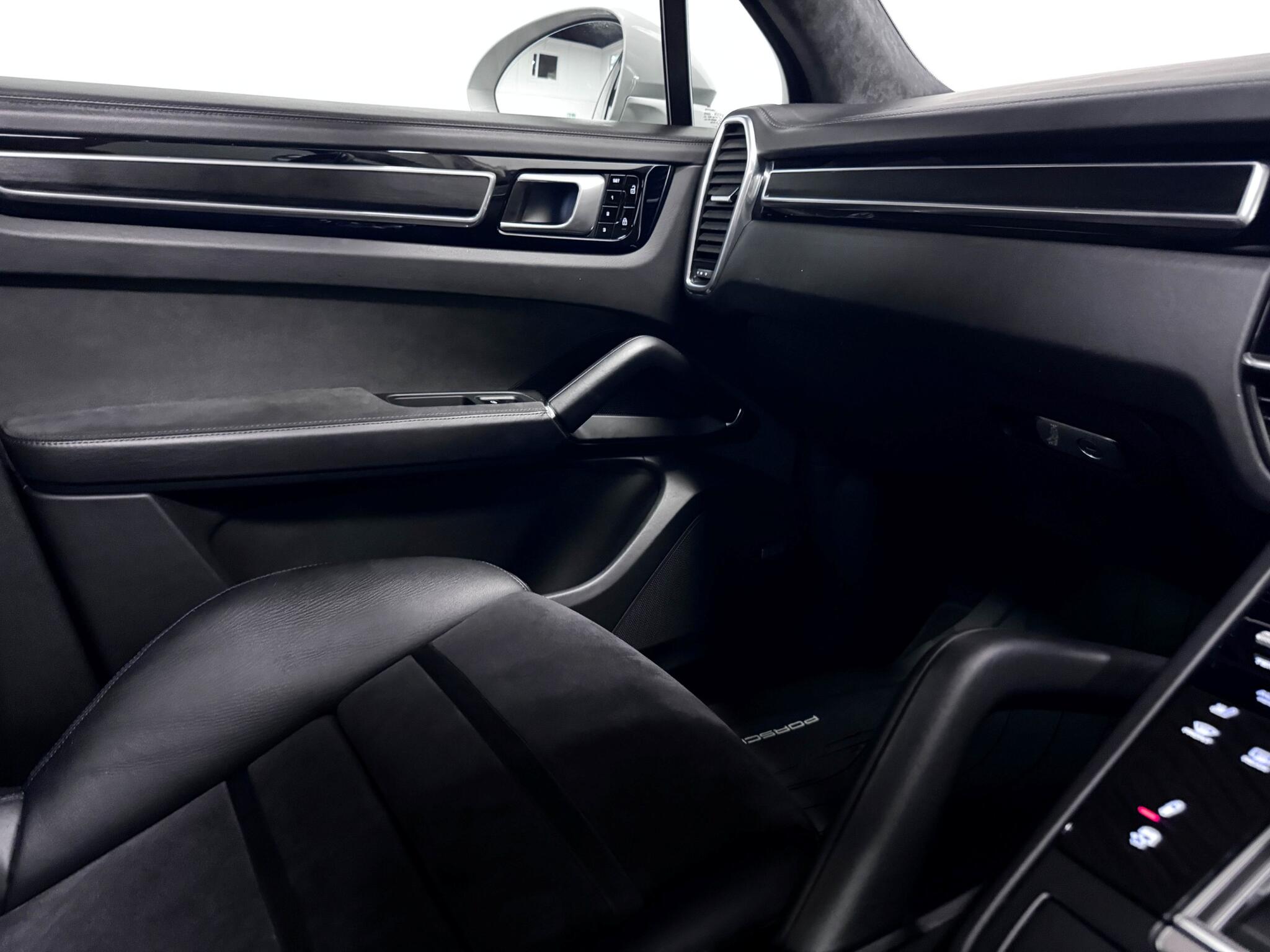 Porsche Cayenne view 44