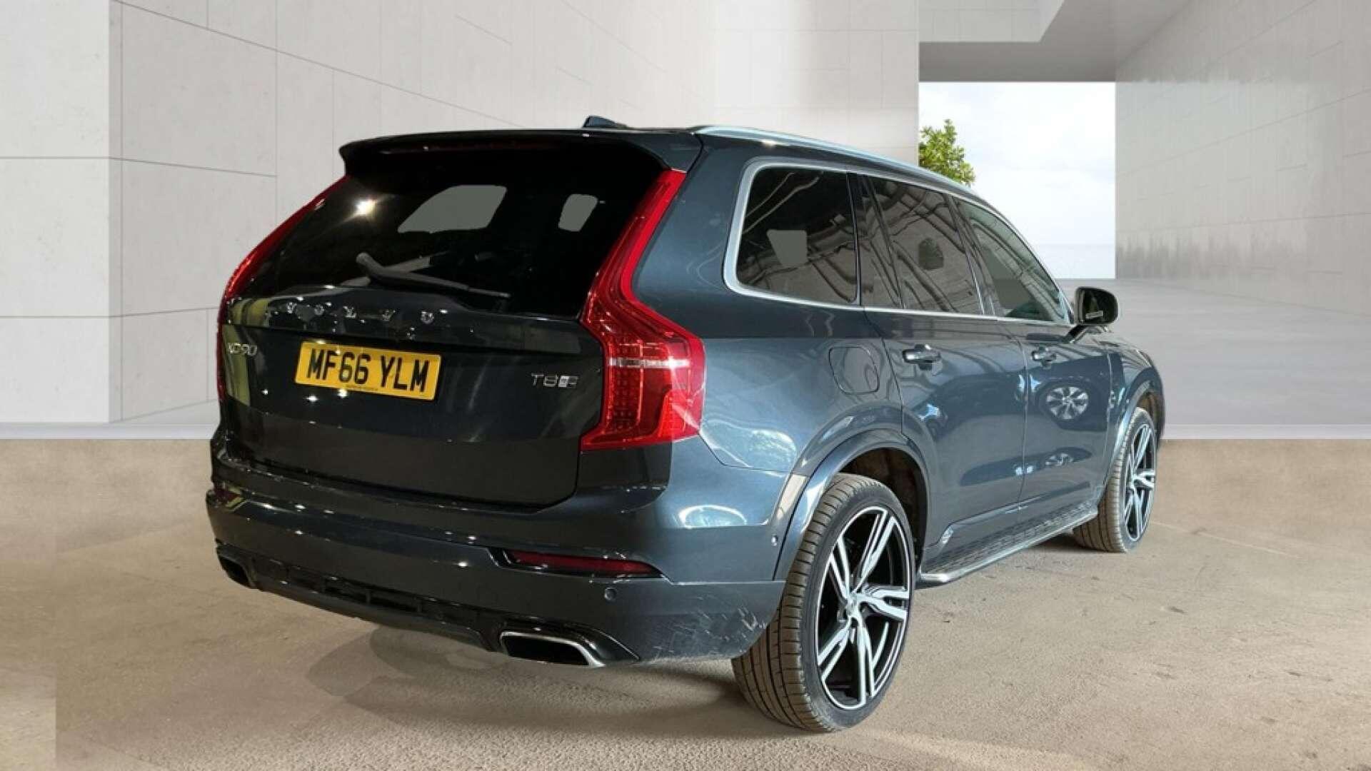 Volvo XC90 view 3