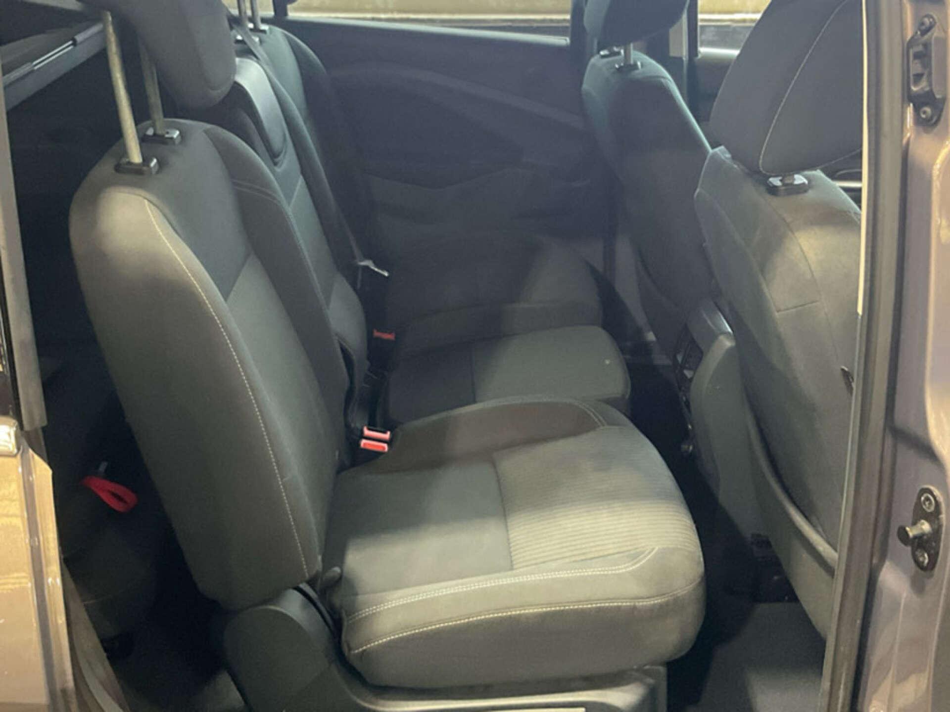 Ford Grand C-Max view 4
