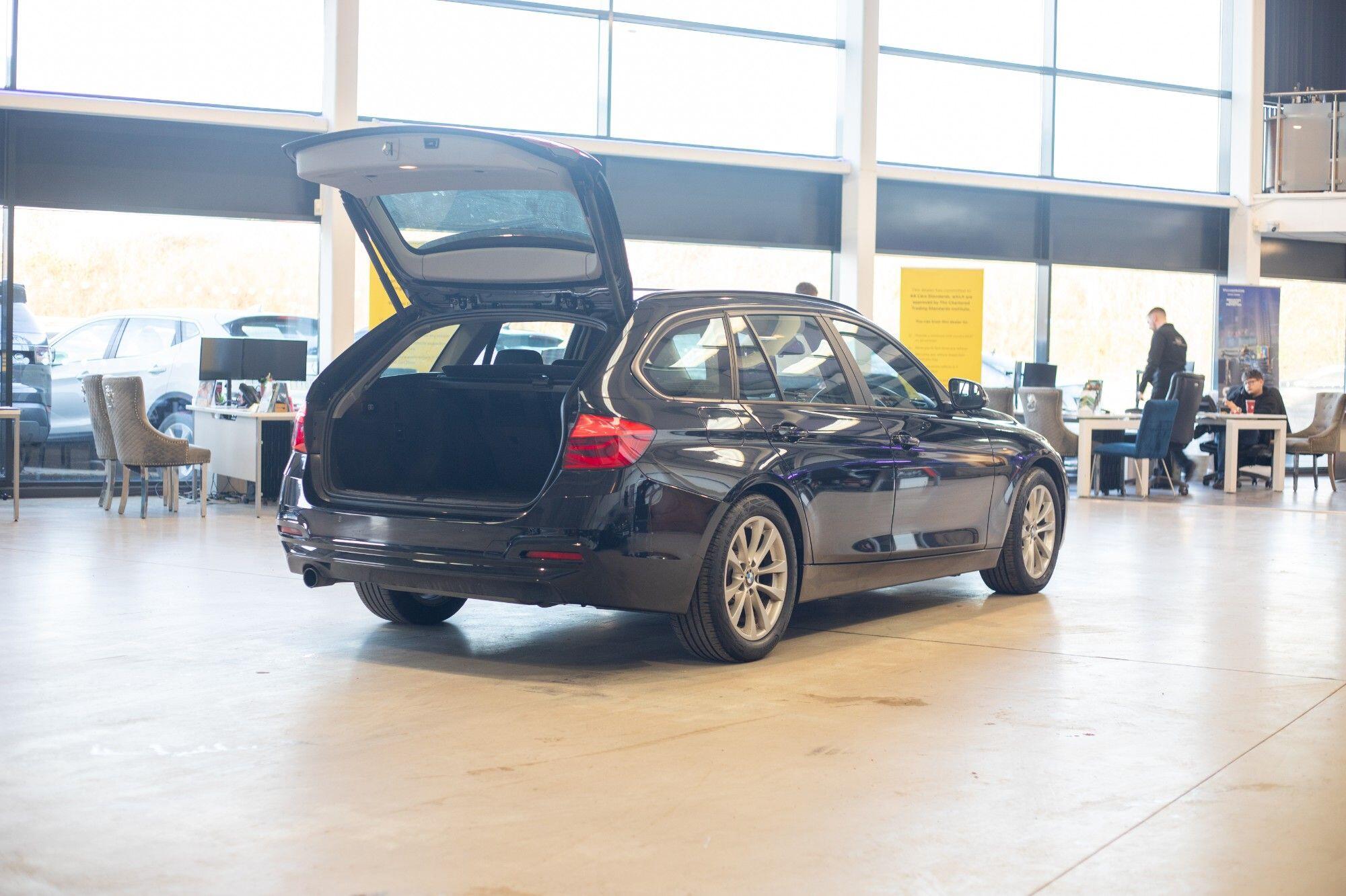 BMW 3 Series view 40