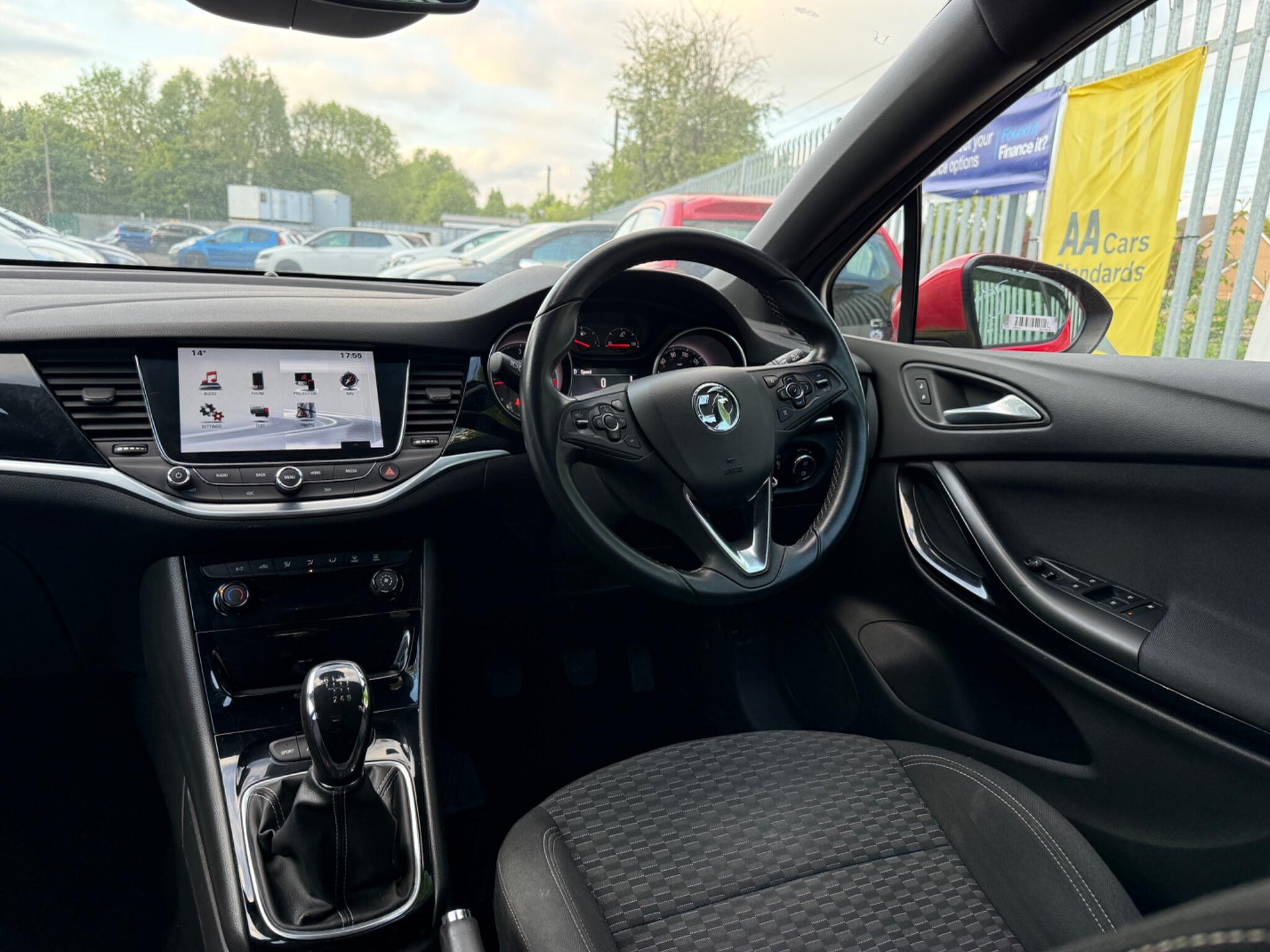 2017 Vauxhall Astra image 32