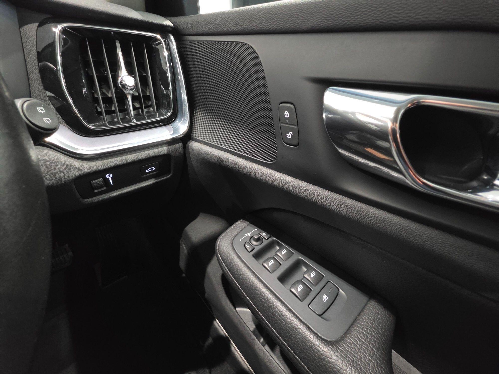Volvo V60 Cross Country view 37