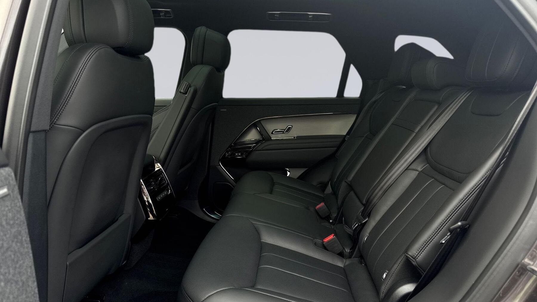 Land Rover Range Rover Sport view 4