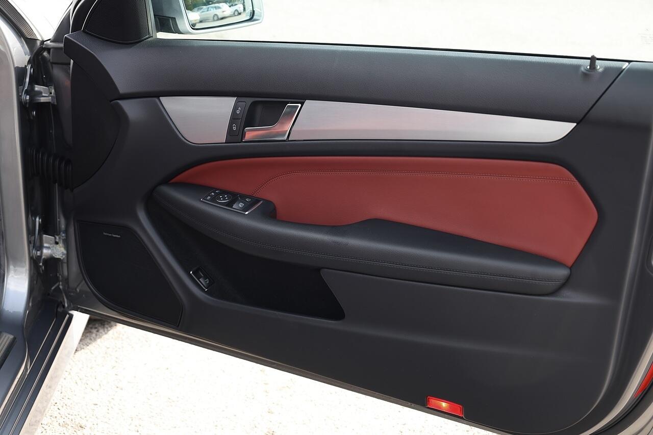 Mercedes-Benz C Class view 12